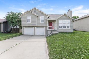 215 Apple Blossom Ln Belton, MO 64012